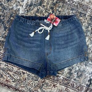 Roxy Cotton Stretch Denim Pull-On Drawstring Waist Shorts in Tidal Escape Wash